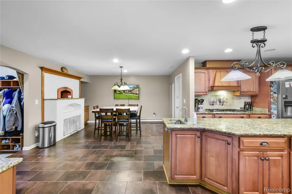 26060 Hidden Lane Grosse Ile Township MI 48138