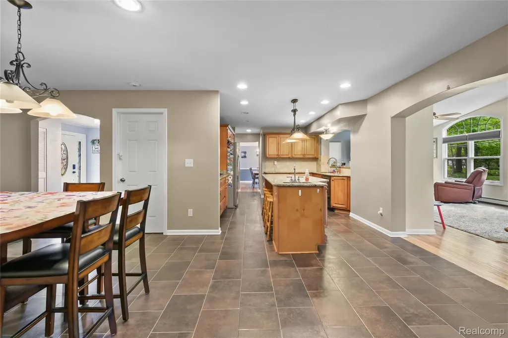 26060 Hidden Lane Grosse Ile Township MI 48138