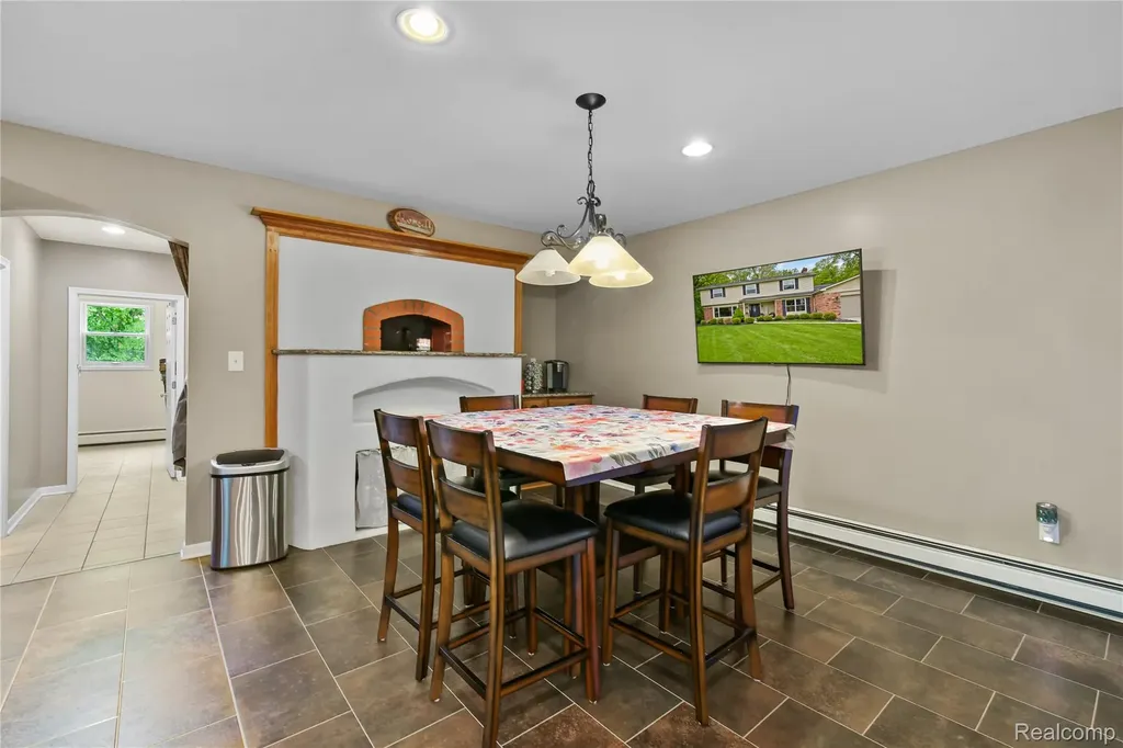 26060 Hidden Lane Grosse Ile Township MI 48138
