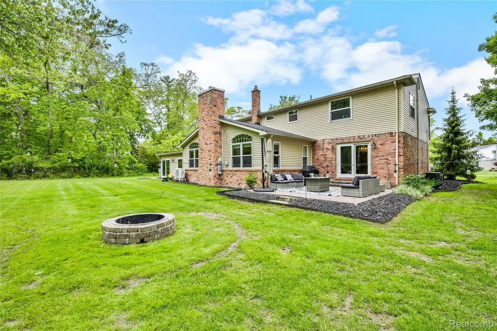 26060 Hidden Lane Grosse Ile Township MI 48138