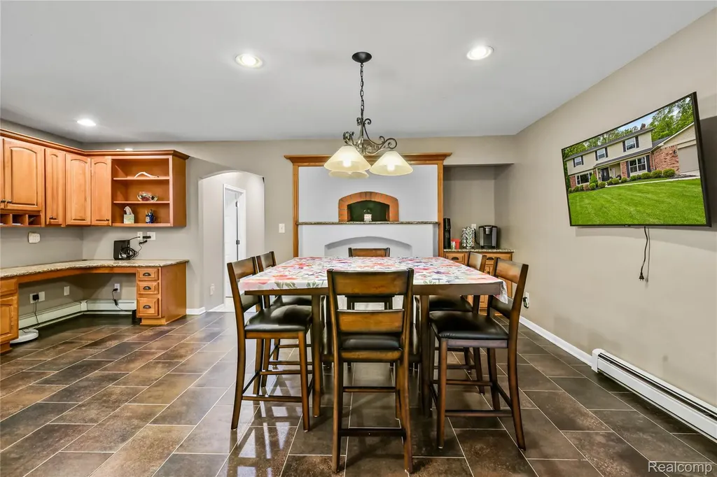 26060 Hidden Lane Grosse Ile Township MI 48138