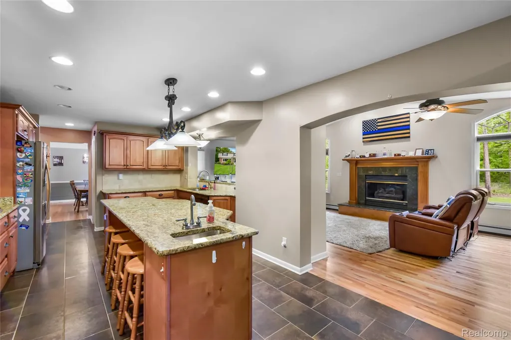 26060 Hidden Lane Grosse Ile Township MI 48138
