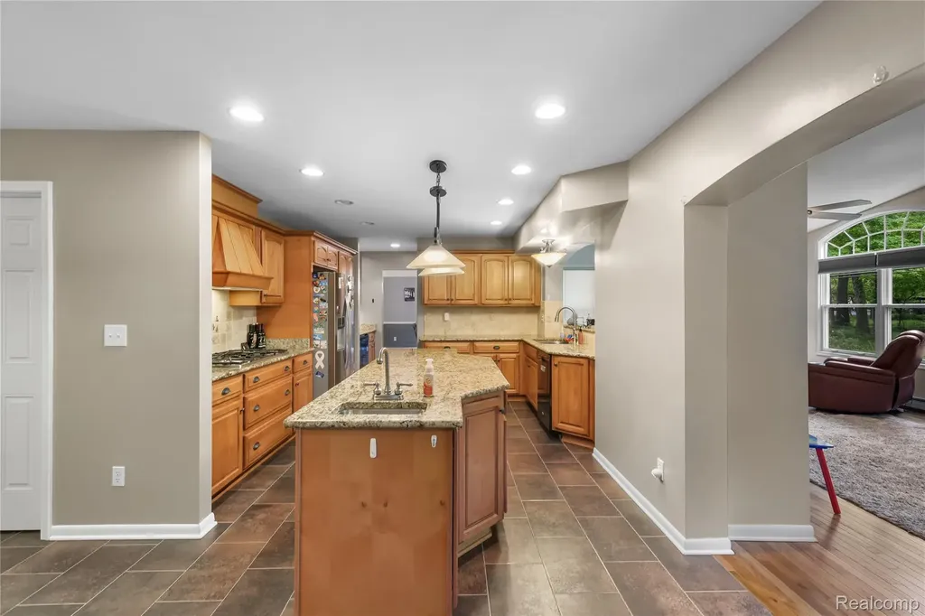 26060 Hidden Lane Grosse Ile Township MI 48138