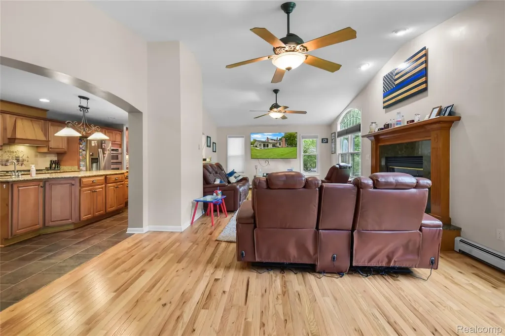 26060 Hidden Lane Grosse Ile Township MI 48138