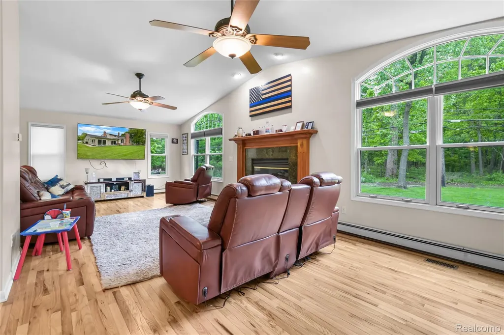 26060 Hidden Lane Grosse Ile Township MI 48138