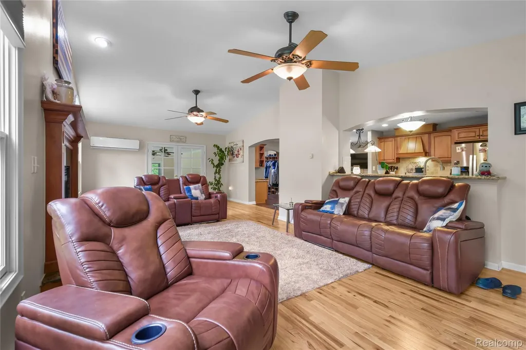 26060 Hidden Lane Grosse Ile Township MI 48138