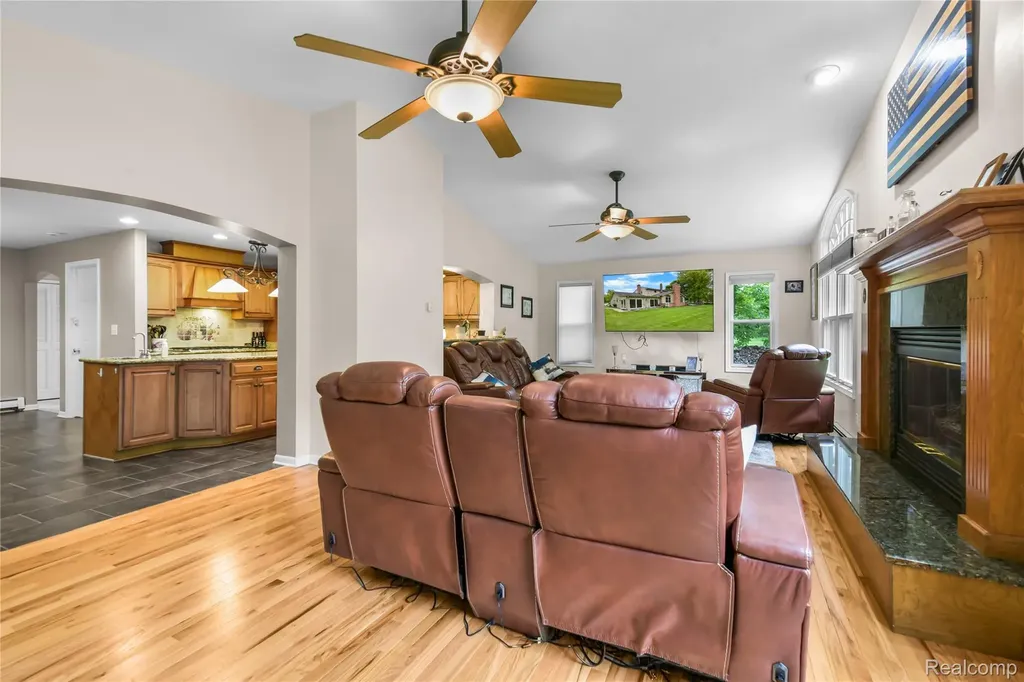 26060 Hidden Lane Grosse Ile Township MI 48138