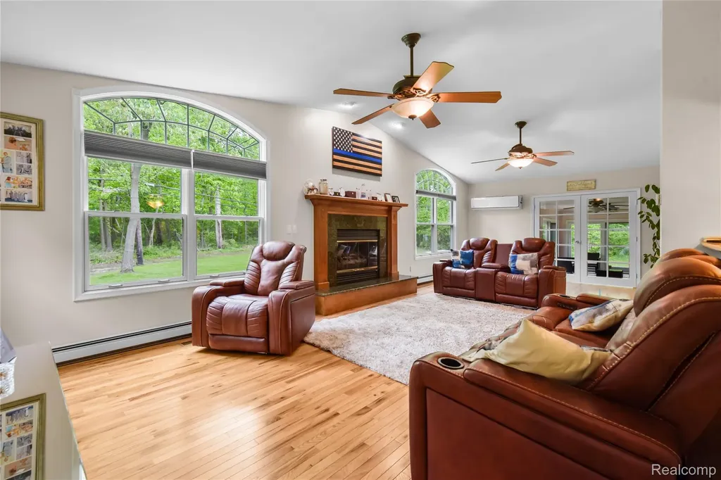 26060 Hidden Lane Grosse Ile Township MI 48138