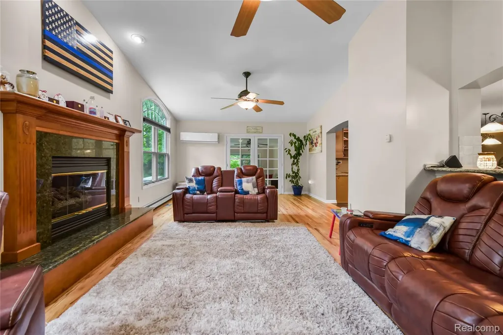26060 Hidden Lane Grosse Ile Township MI 48138
