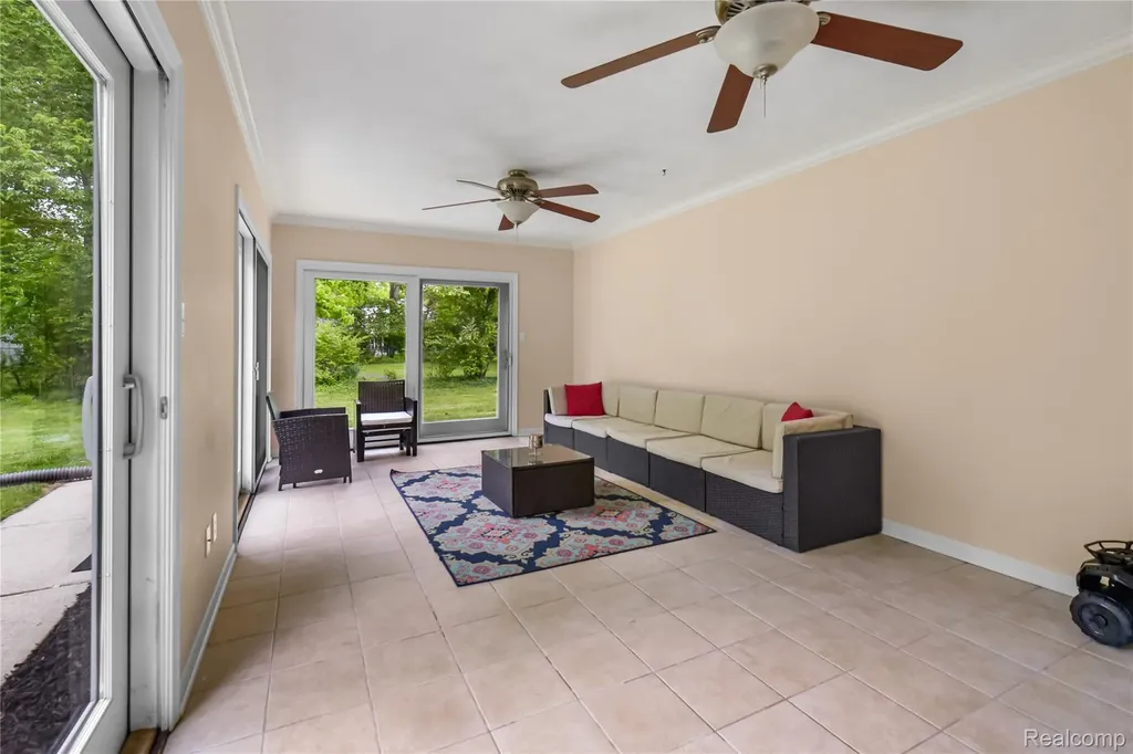 26060 Hidden Lane Grosse Ile Township MI 48138