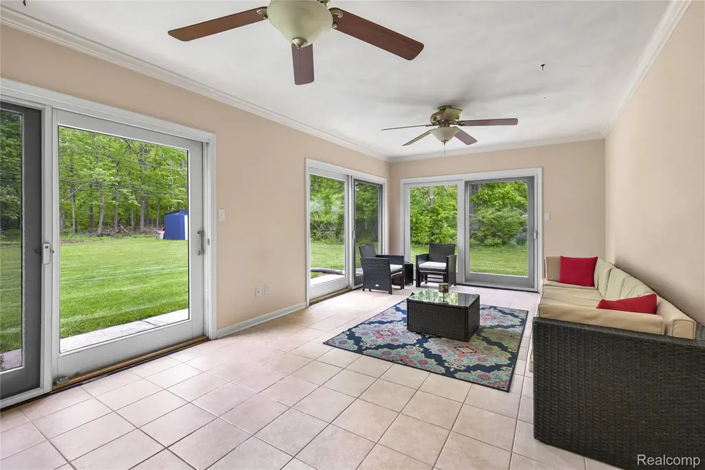 26060 Hidden Lane Grosse Ile Township MI 48138