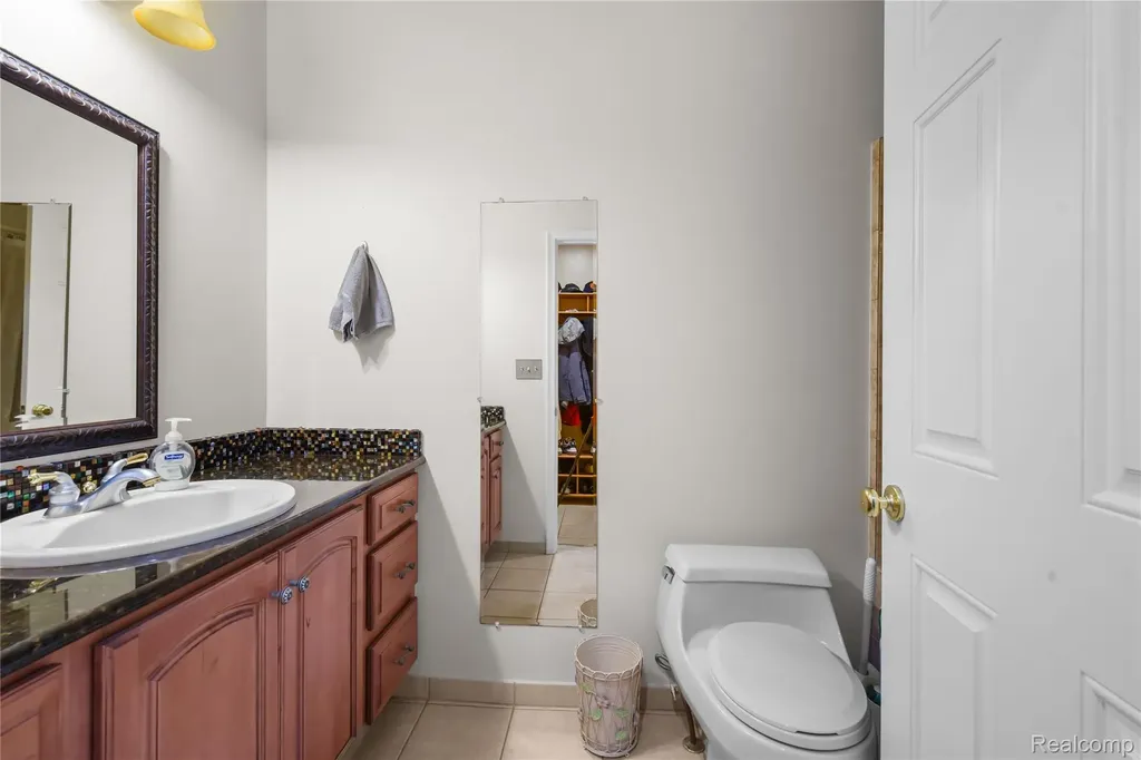26060 Hidden Lane Grosse Ile Township MI 48138