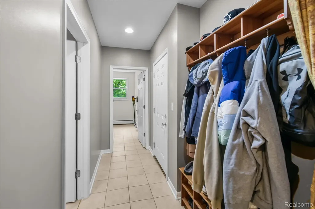 26060 Hidden Lane Grosse Ile Township MI 48138