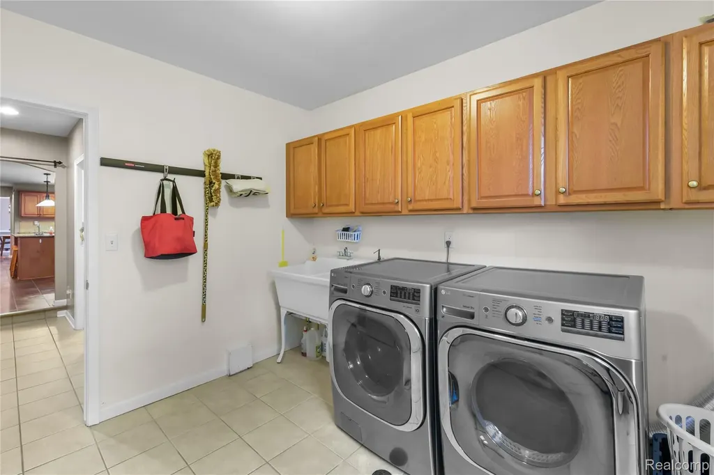 26060 Hidden Lane Grosse Ile Township MI 48138