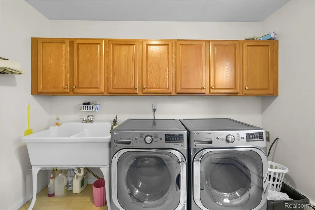 26060 Hidden Lane Grosse Ile Township MI 48138
