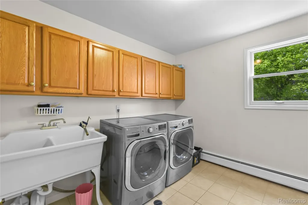 26060 Hidden Lane Grosse Ile Township MI 48138