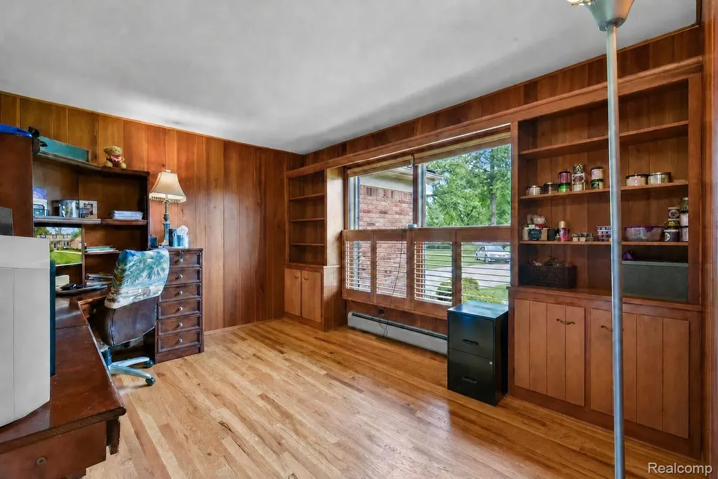 26060 Hidden Lane Grosse Ile Township MI 48138