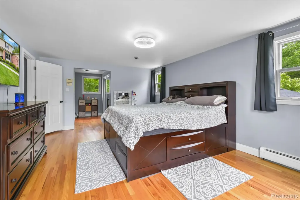 26060 Hidden Lane Grosse Ile Township MI 48138