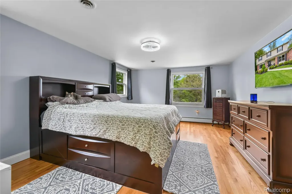 26060 Hidden Lane Grosse Ile Township MI 48138
