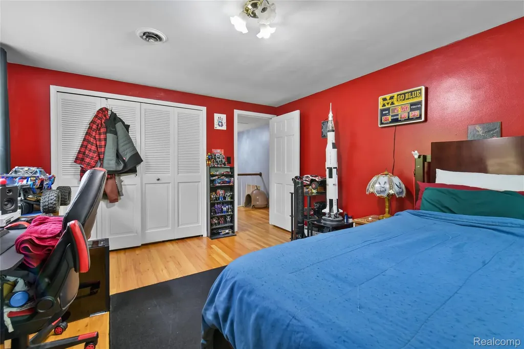 26060 Hidden Lane Grosse Ile Township MI 48138