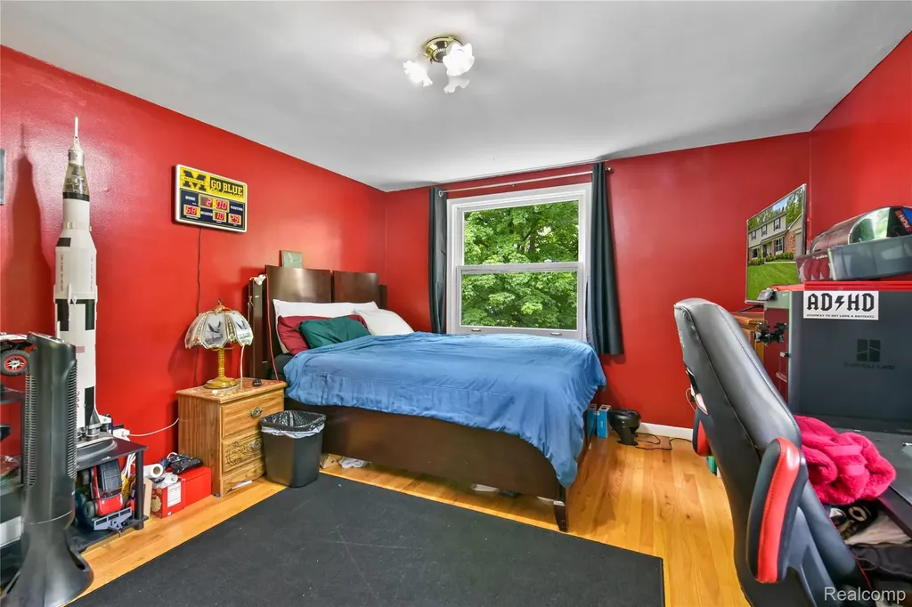 26060 Hidden Lane Grosse Ile Township MI 48138