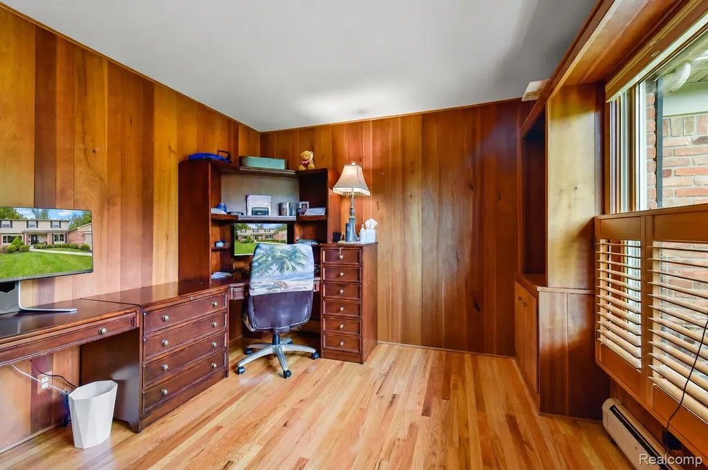 26060 Hidden Lane Grosse Ile Township MI 48138