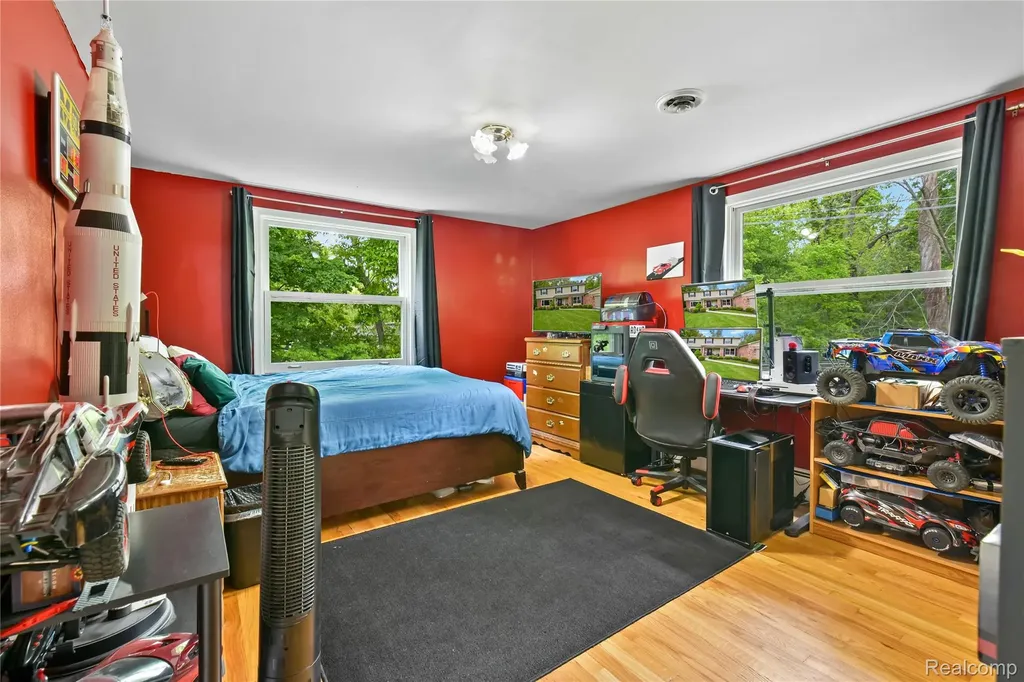 26060 Hidden Lane Grosse Ile Township MI 48138