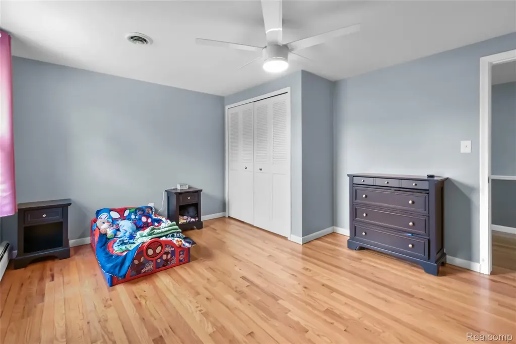 26060 Hidden Lane Grosse Ile Township MI 48138