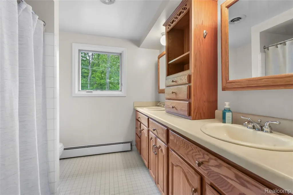 26060 Hidden Lane Grosse Ile Township MI 48138