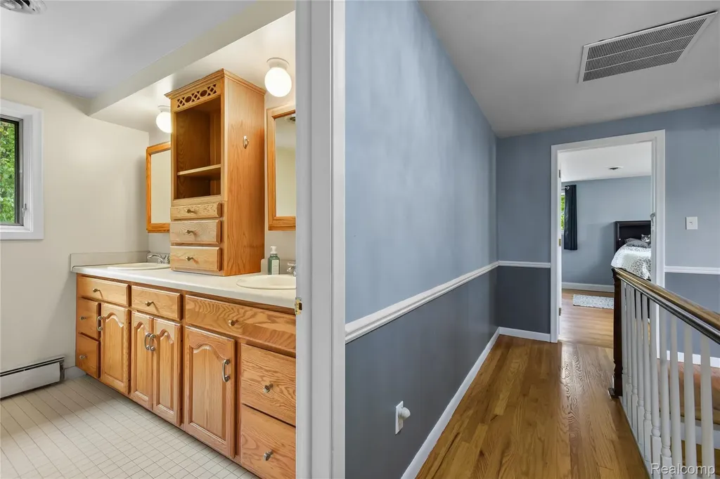 26060 Hidden Lane Grosse Ile Township MI 48138