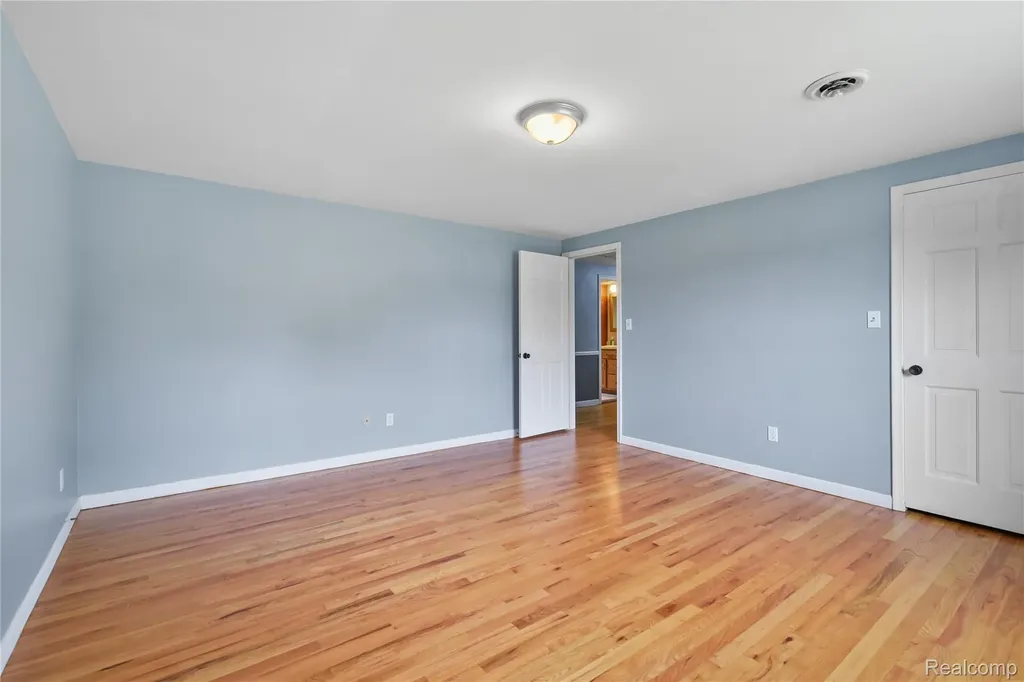 26060 Hidden Lane Grosse Ile Township MI 48138