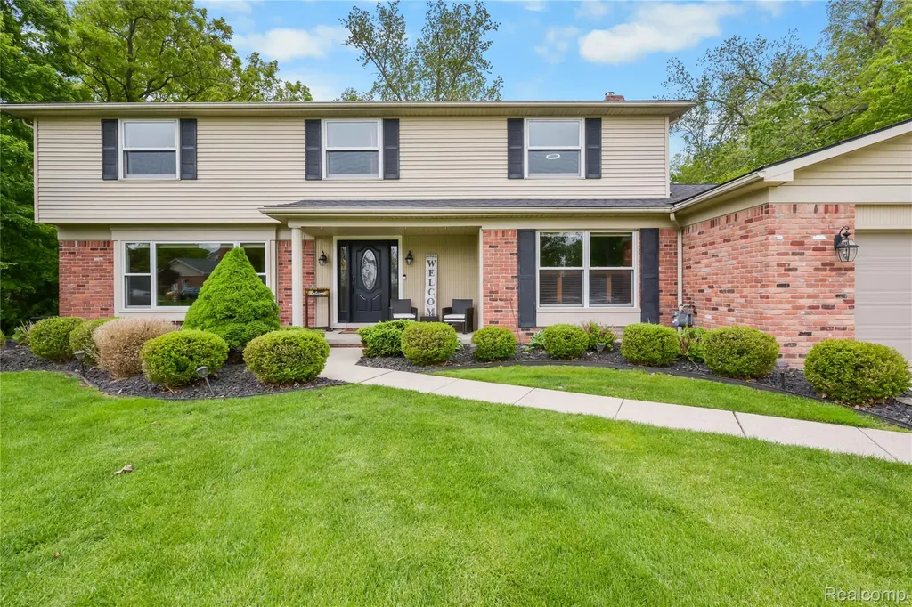 26060 Hidden Lane Grosse Ile Township MI 48138