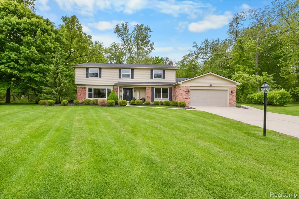 26060 Hidden Lane Grosse Ile Township MI 48138