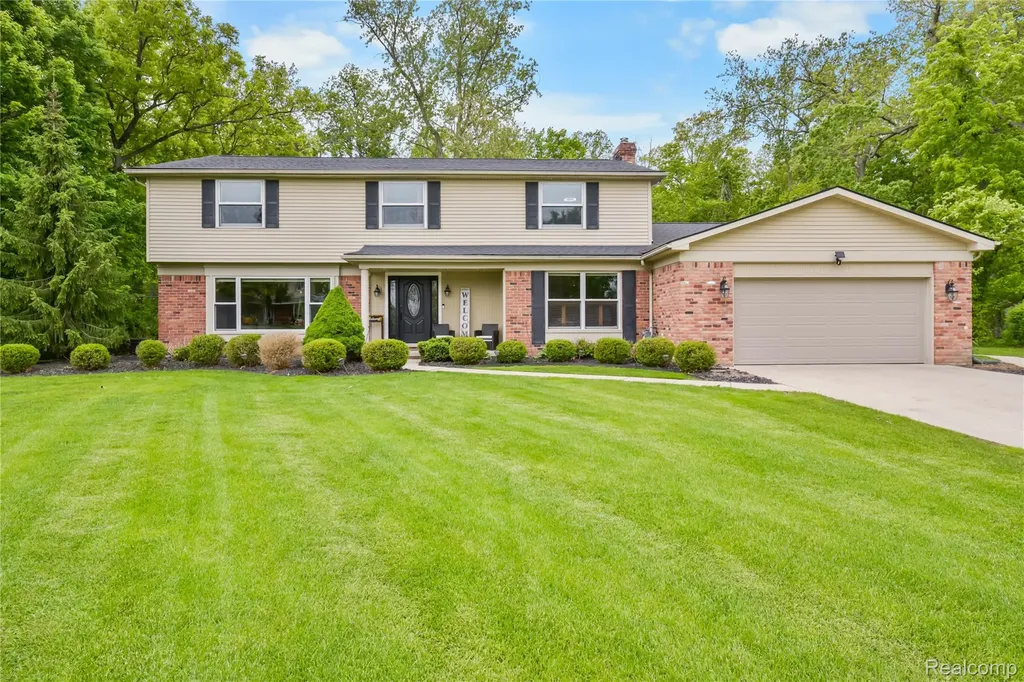 26060 Hidden Lane Grosse Ile Township MI 48138