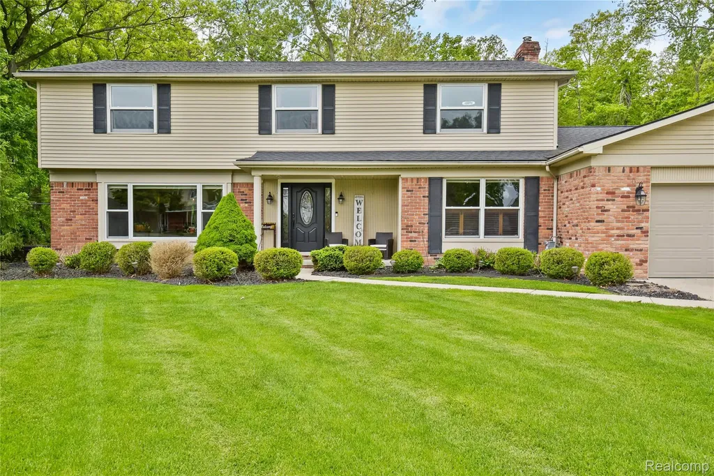 26060 Hidden Lane Grosse Ile Township MI 48138