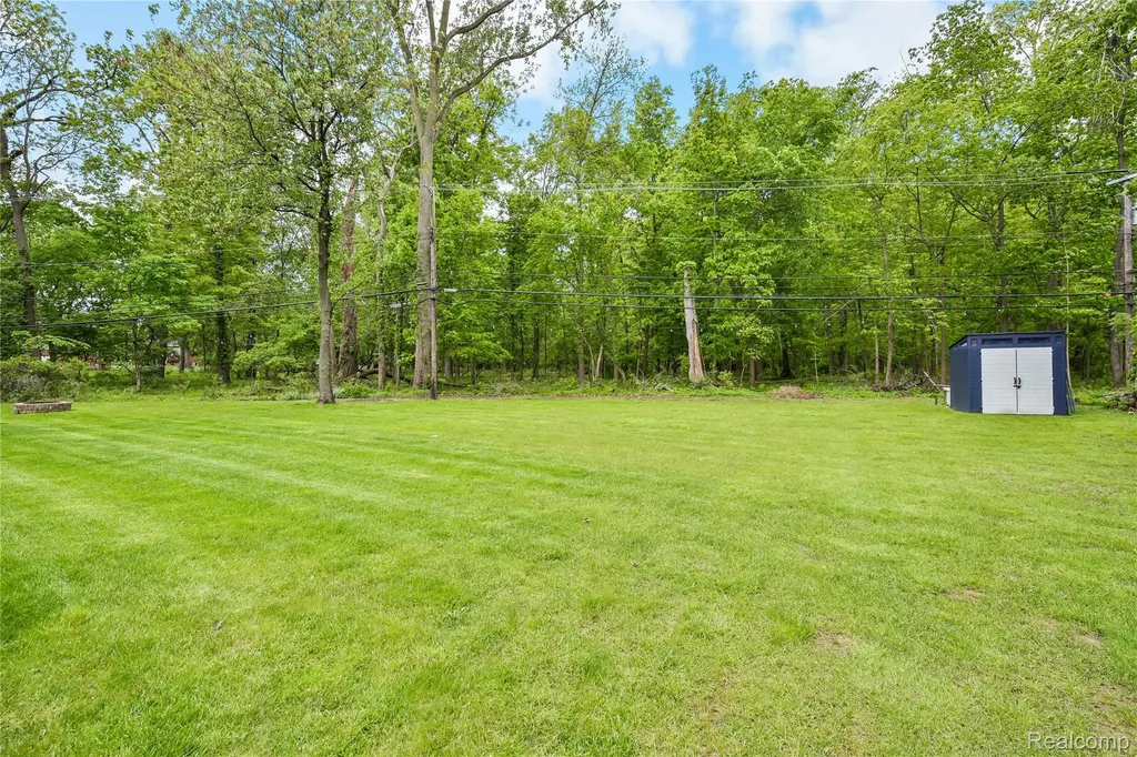 26060 Hidden Lane Grosse Ile Township MI 48138