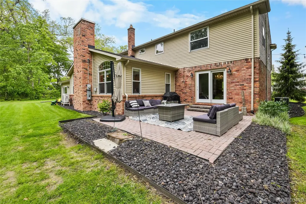 26060 Hidden Lane Grosse Ile Township MI 48138