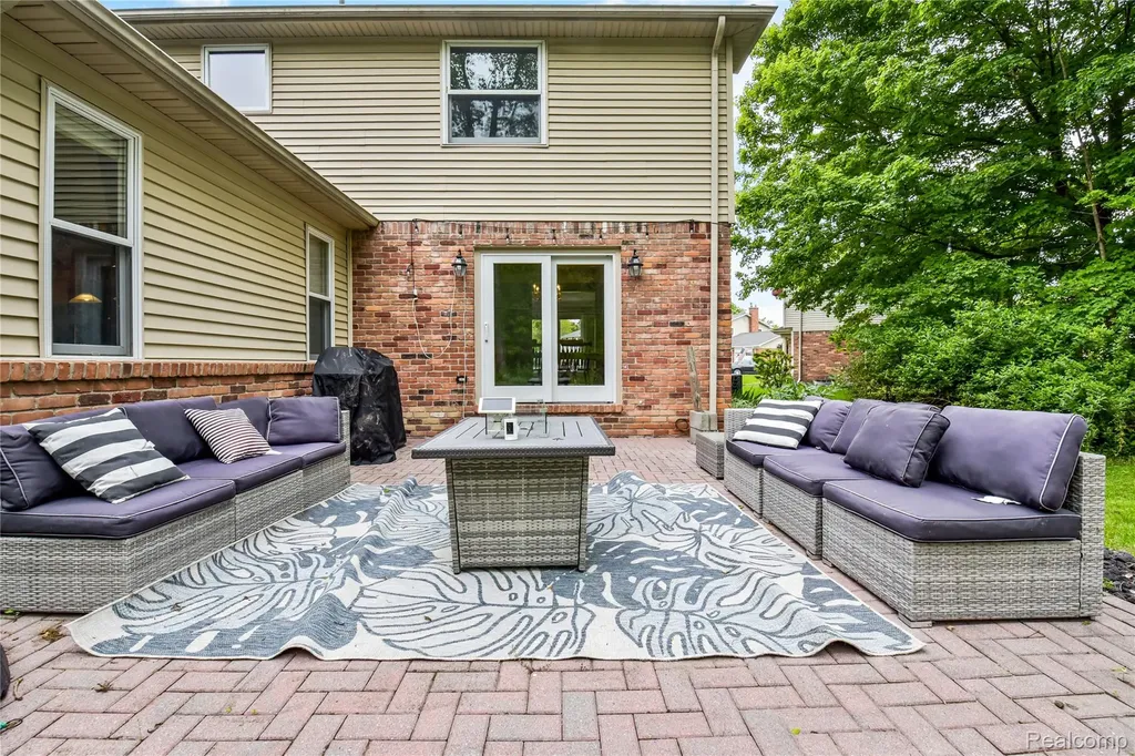 26060 Hidden Lane Grosse Ile Township MI 48138