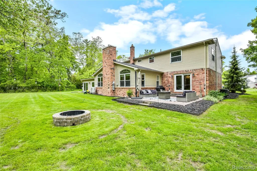 26060 Hidden Lane Grosse Ile Township MI 48138
