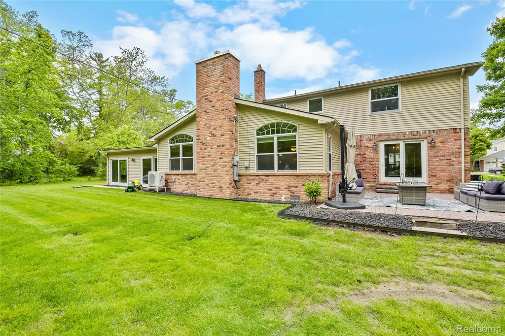 26060 Hidden Lane Grosse Ile Township MI 48138