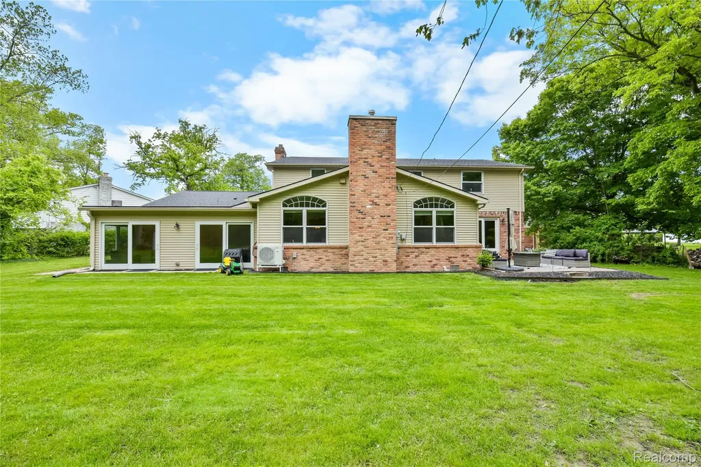 26060 Hidden Lane Grosse Ile Township MI 48138