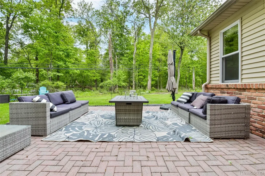 26060 Hidden Lane Grosse Ile Township MI 48138
