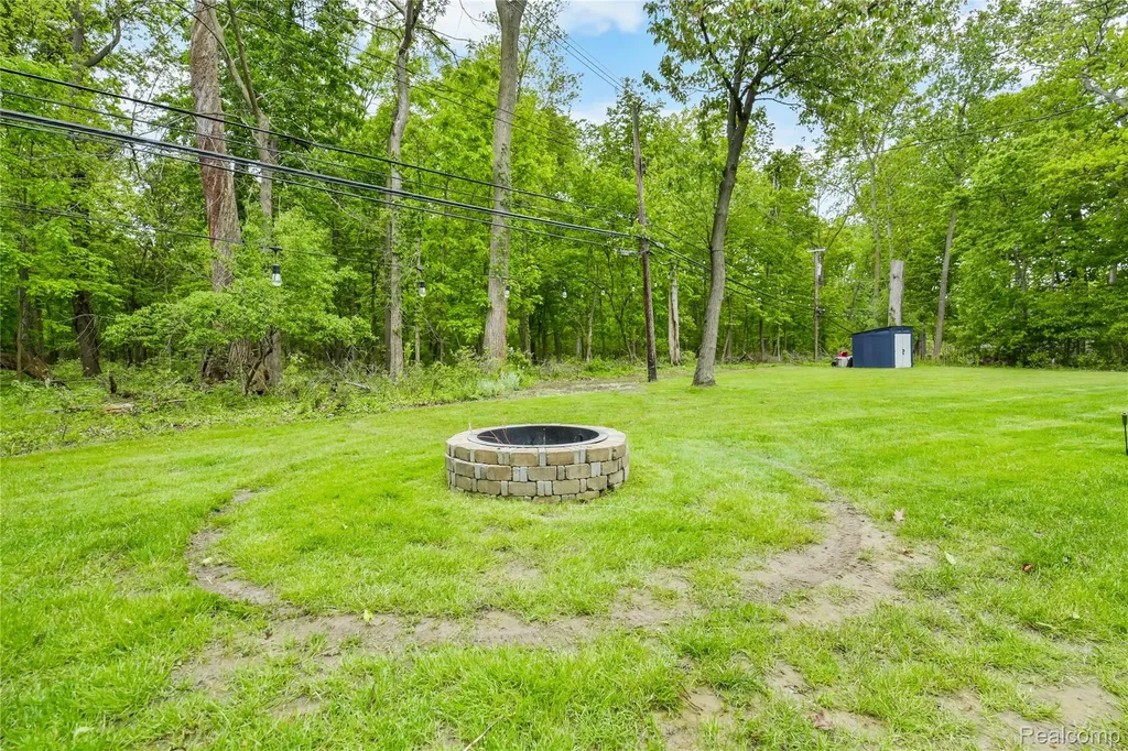 26060 Hidden Lane Grosse Ile Township MI 48138