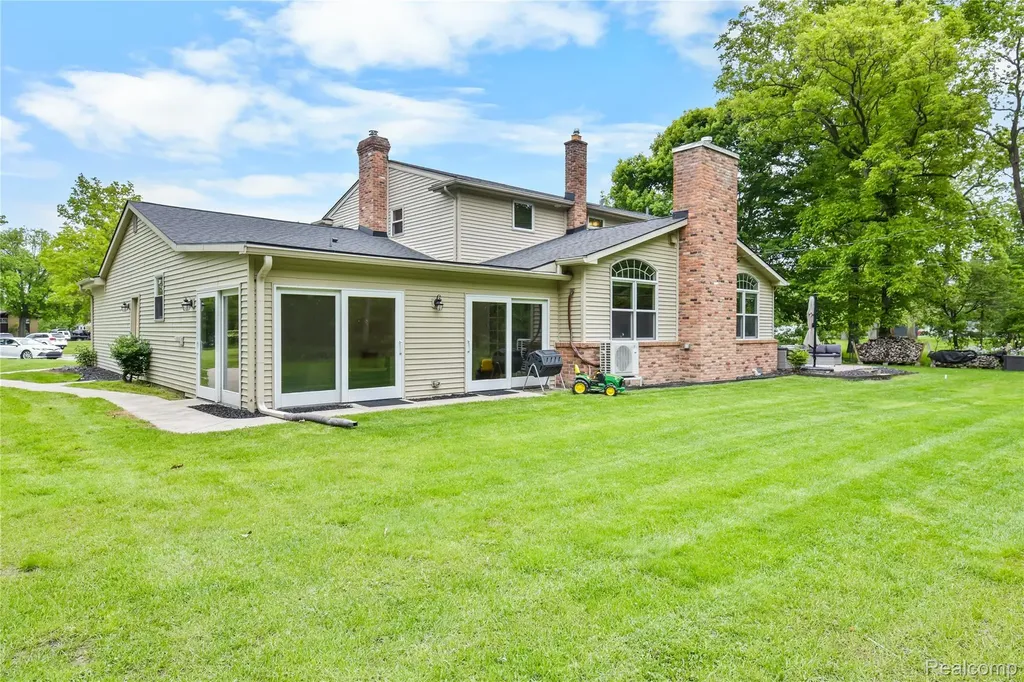 26060 Hidden Lane Grosse Ile Township MI 48138