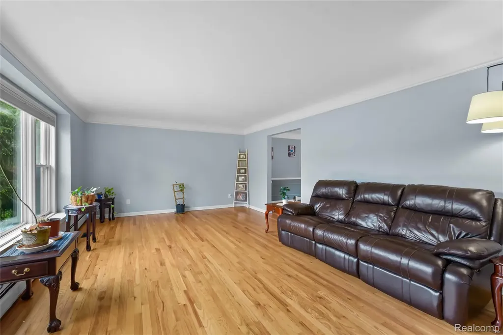 26060 Hidden Lane Grosse Ile Township MI 48138