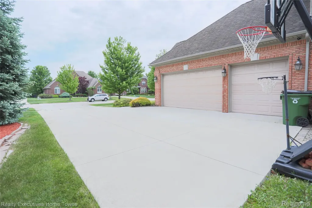 47909 Milonas Drive Shelby Charter Township MI 48315