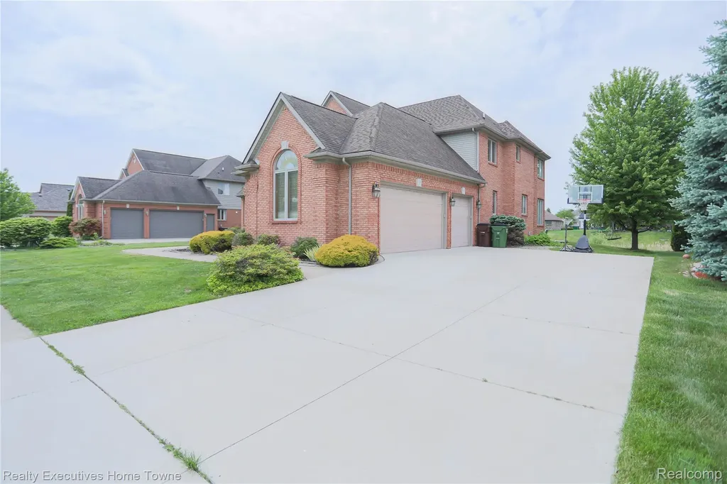 47909 Milonas Drive Shelby Charter Township MI 48315