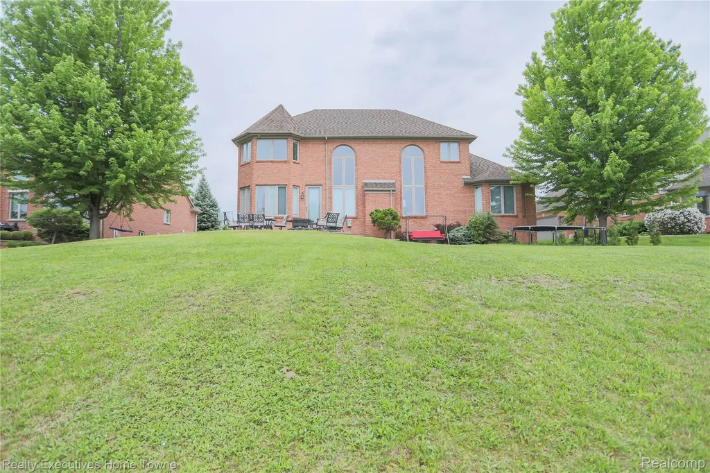 47909 Milonas Drive Shelby Charter Township MI 48315