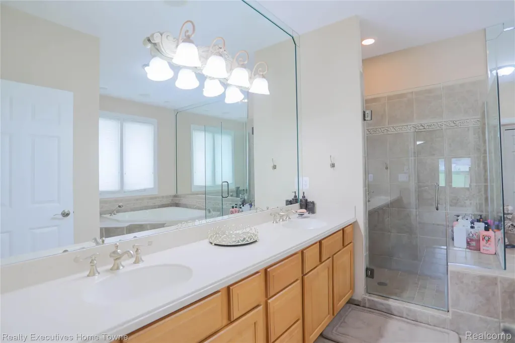 47909 Milonas Drive Shelby Charter Township MI 48315