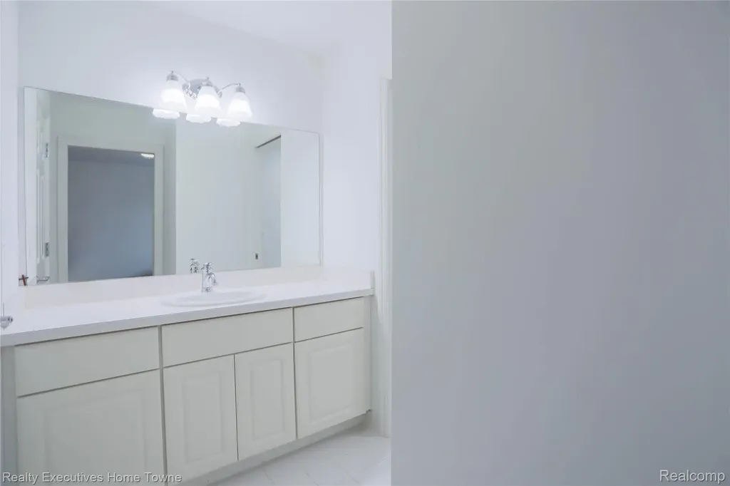 47909 Milonas Drive Shelby Charter Township MI 48315